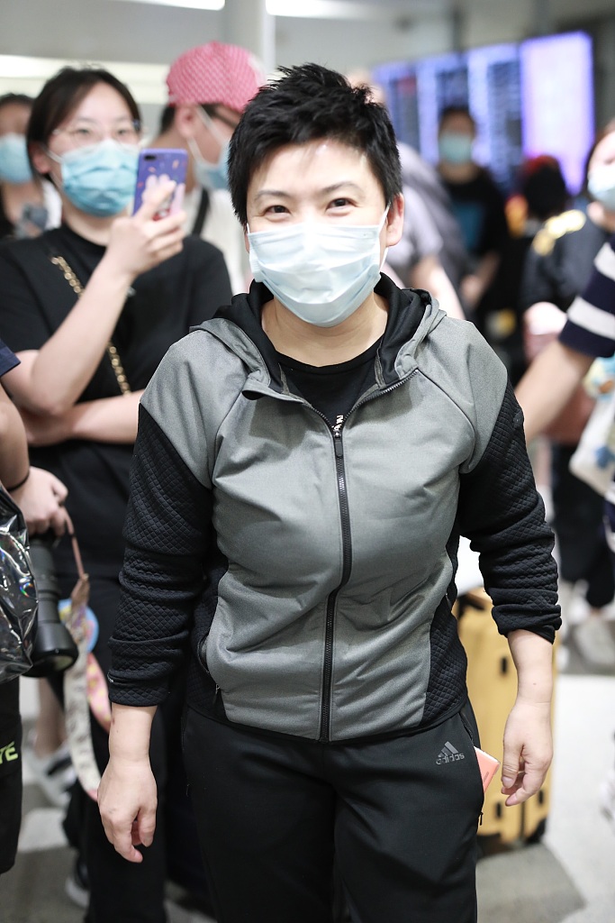 邓亚萍现身虹桥机场