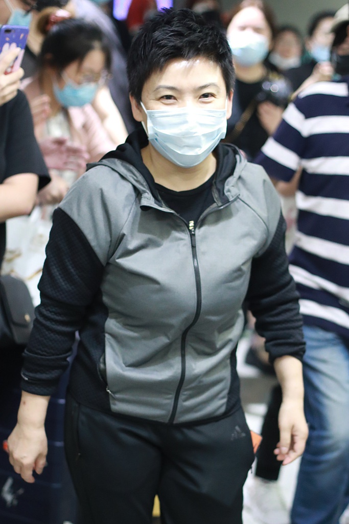 邓亚萍现身虹桥机场