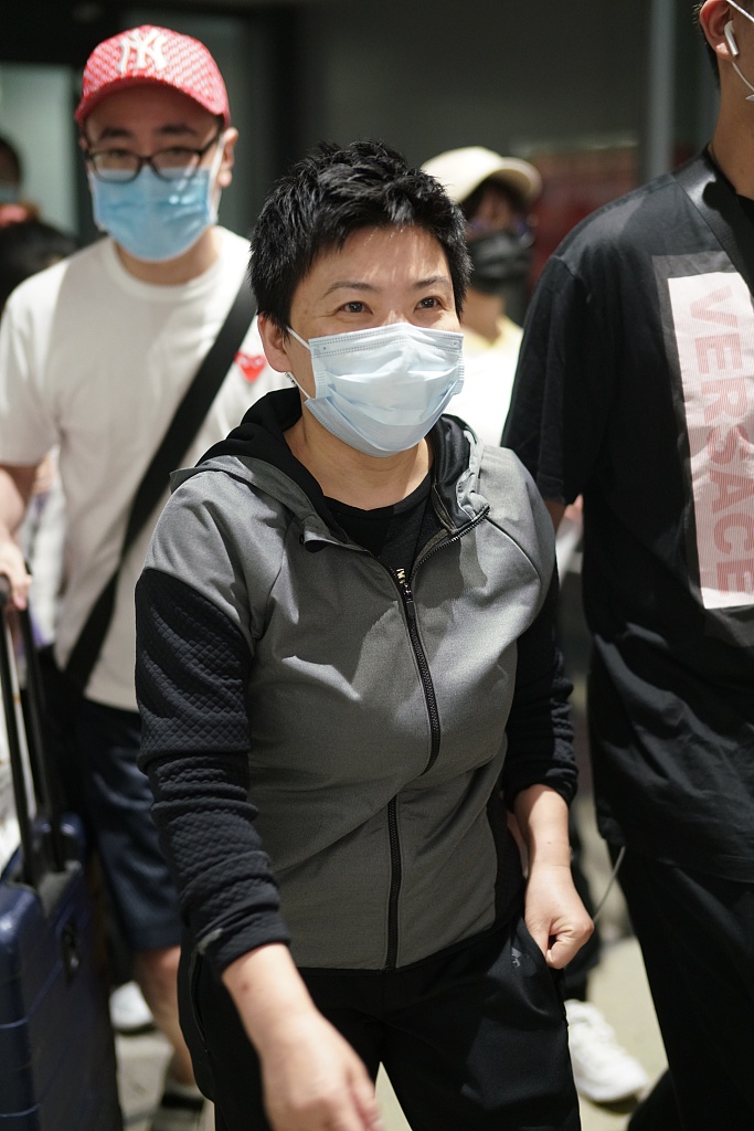 邓亚萍现身虹桥机场