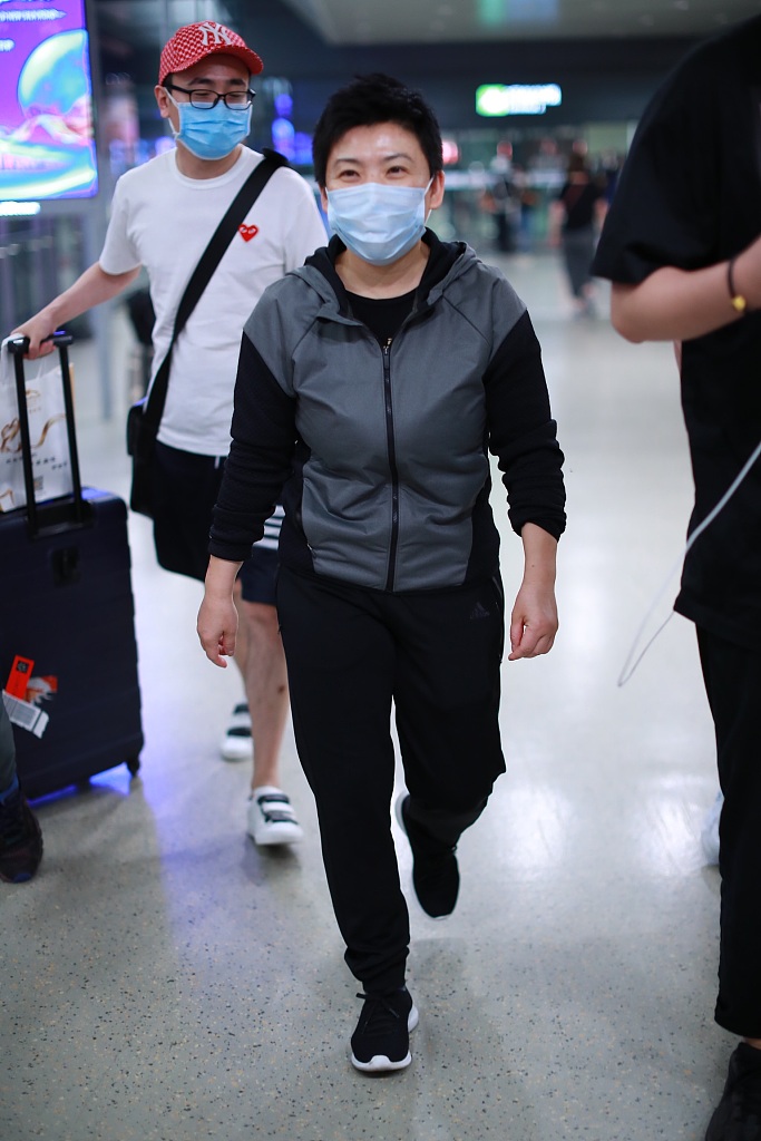 邓亚萍现身虹桥机场