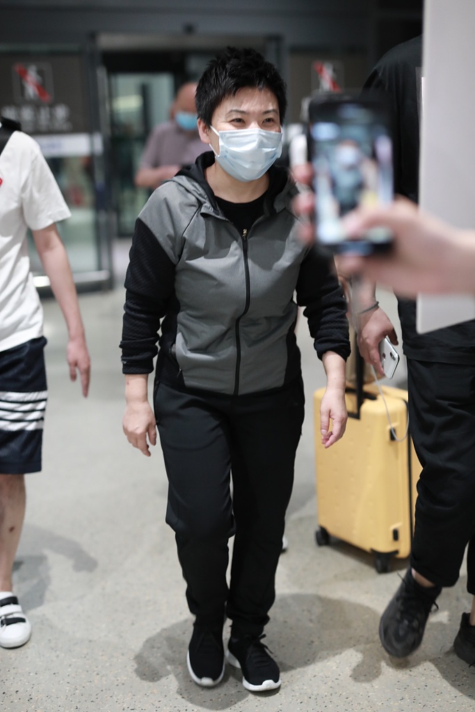 邓亚萍现身虹桥机场