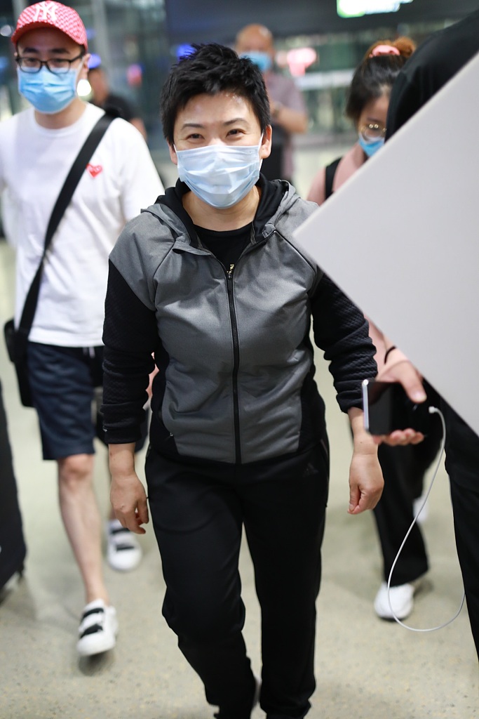 邓亚萍现身虹桥机场