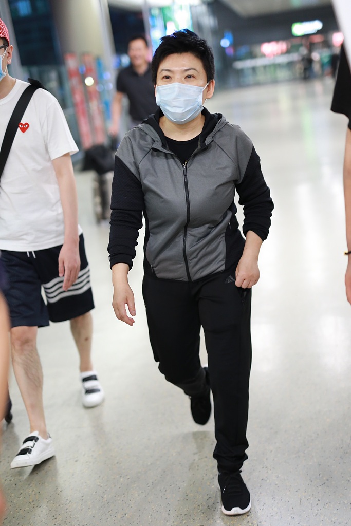 邓亚萍现身虹桥机场