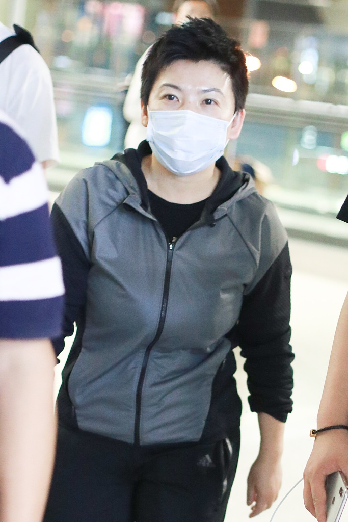 邓亚萍现身虹桥机场