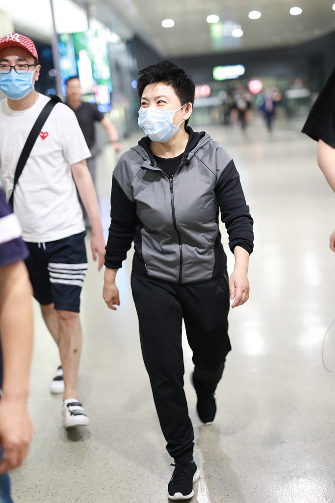 邓亚萍现身虹桥机场