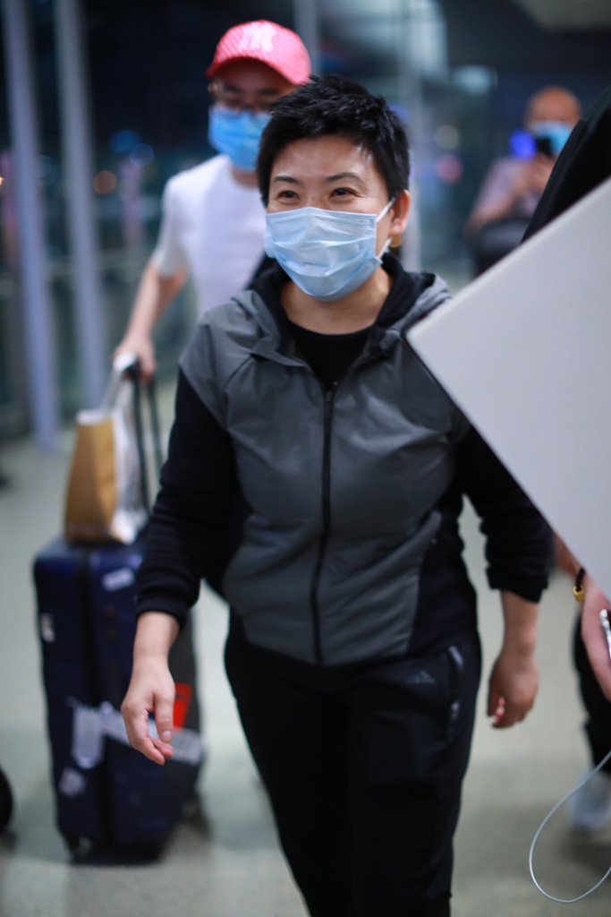 邓亚萍现身虹桥机场