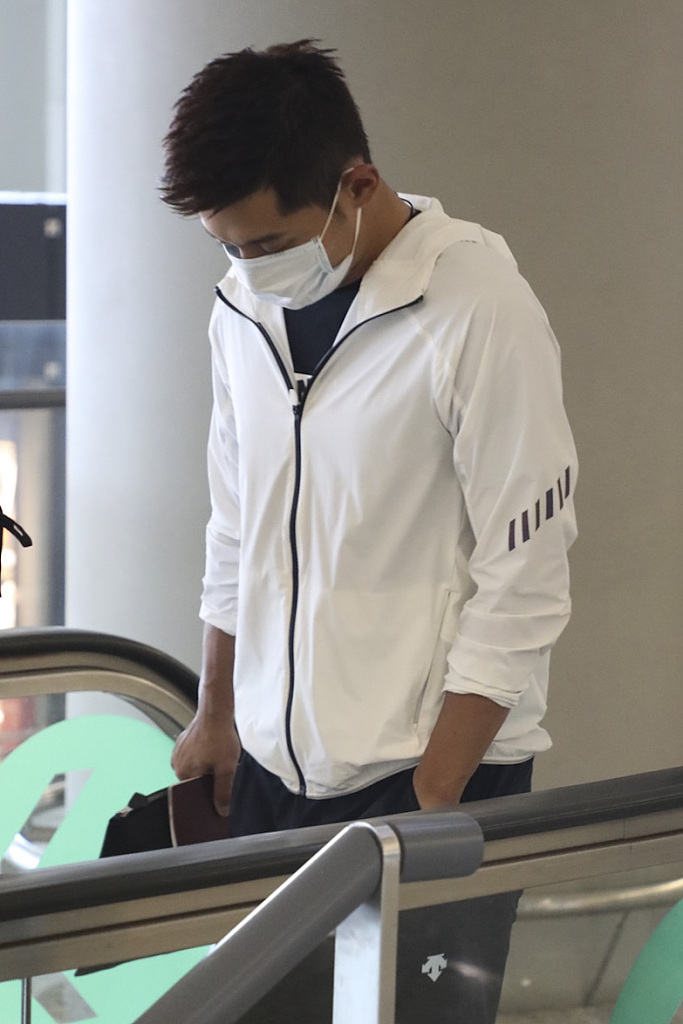 张继科现身机场 运动装出行