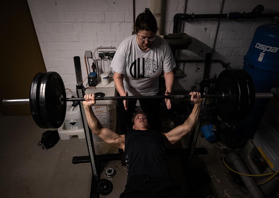 德国奥运泳将居家训练 全家上阵协助备战