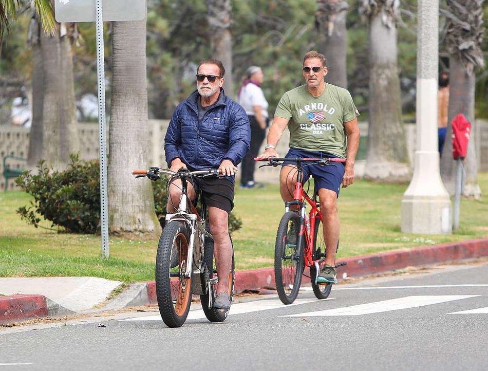 施瓦辛格约朋友骑行锻炼老当益壮