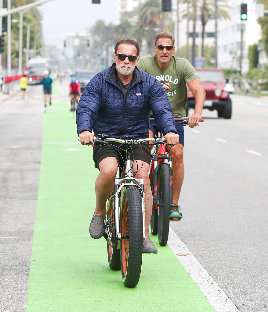 施瓦辛格约朋友骑行锻炼老当益壮