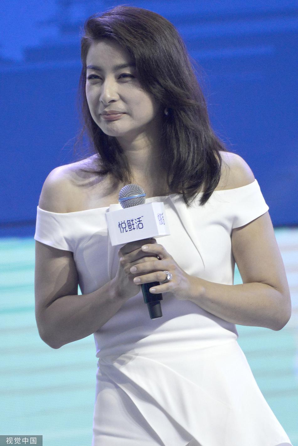 郭晶晶三胎后恢复迅速腰身纤细