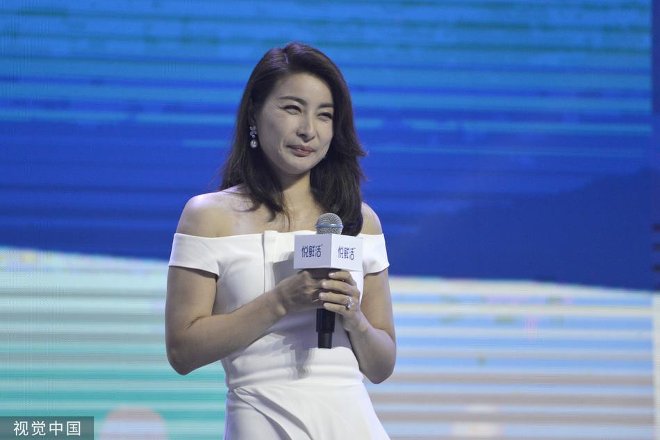 郭晶晶三胎后恢复迅速腰身纤细