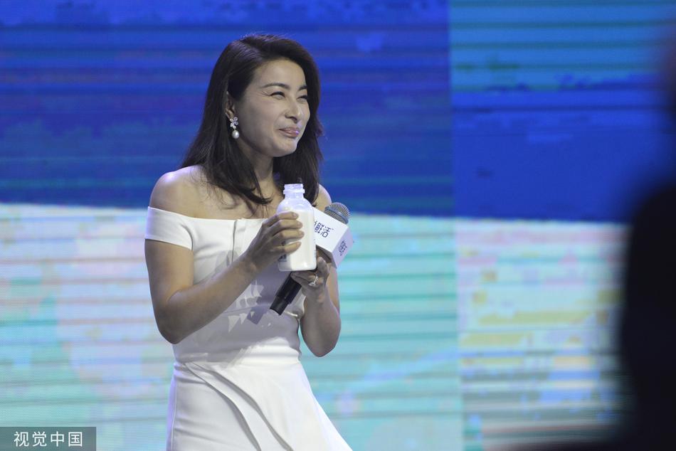 郭晶晶三胎后恢复迅速腰身纤细