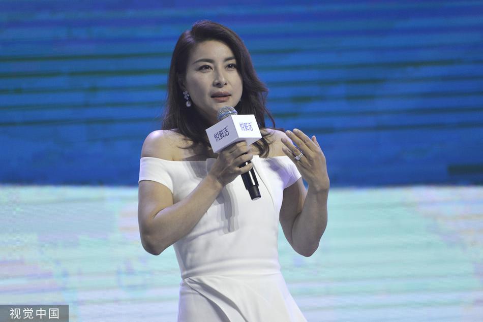 郭晶晶三胎后恢复迅速腰身纤细