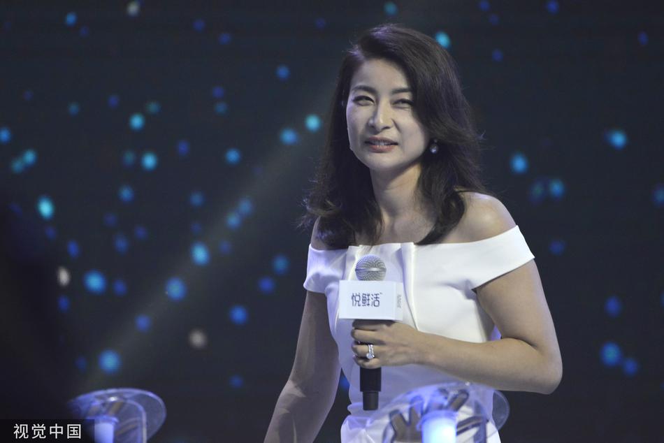 郭晶晶三胎后恢复迅速腰身纤细