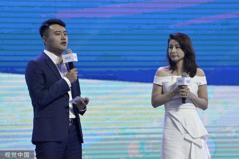 郭晶晶三胎后恢复迅速腰身纤细