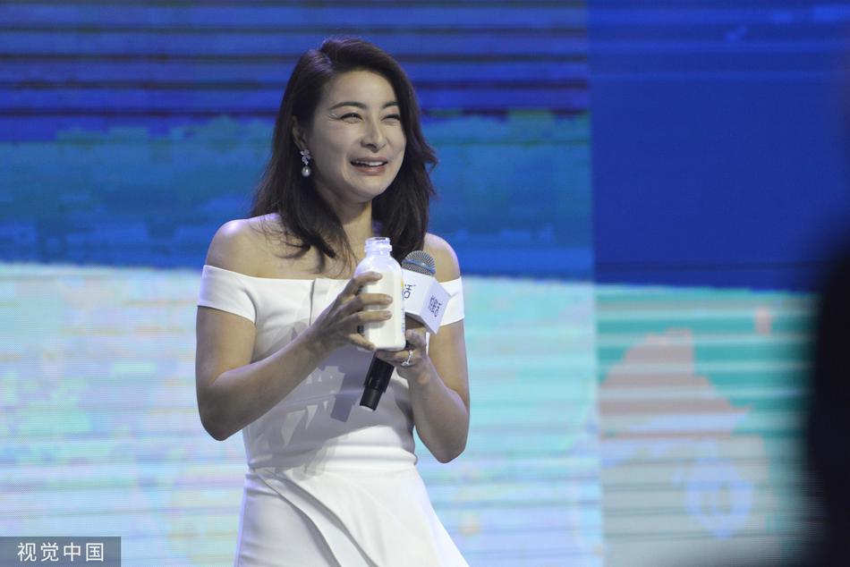 郭晶晶三胎后恢复迅速腰身纤细