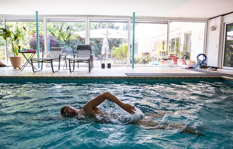 德国奥运泳将居家训练 全家上阵协助备战