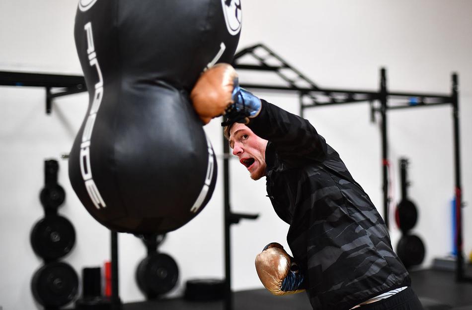 拳击选手训练 宅家期间不懈怠
