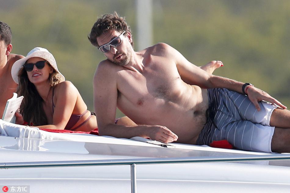 加嫂女友度假美得像仙女