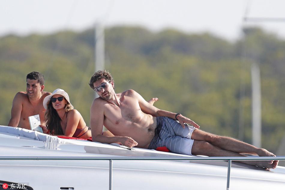 加嫂女友度假美得像仙女