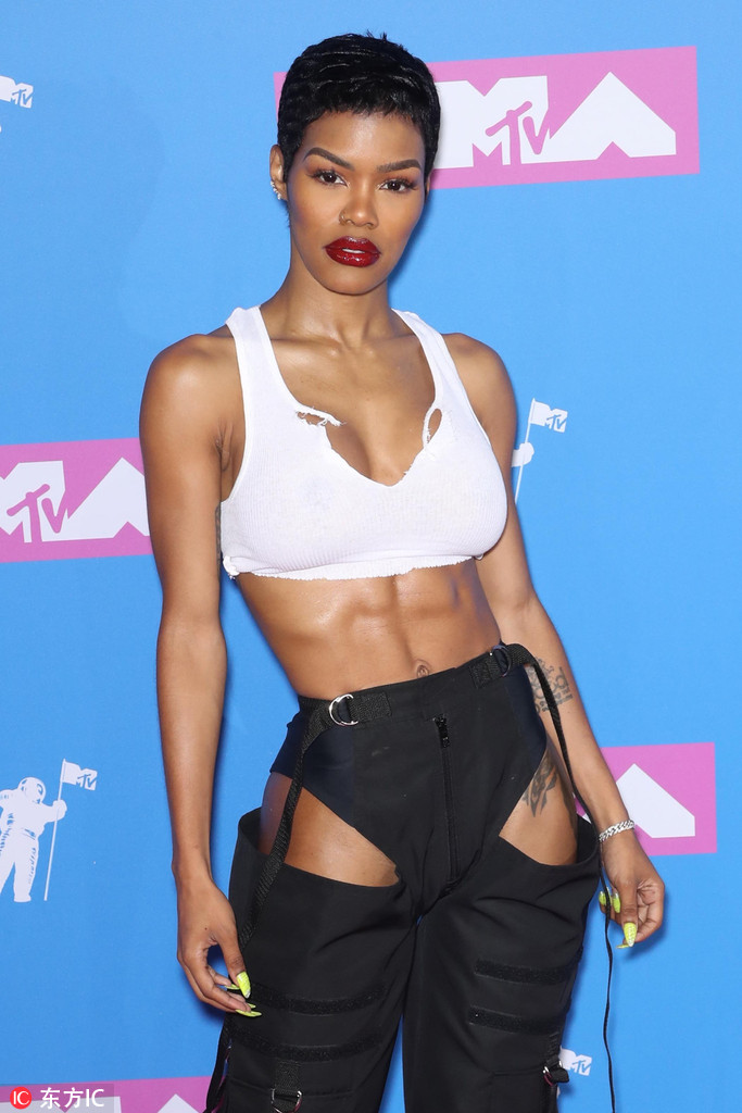 香波特娇妻大秀健硕身材