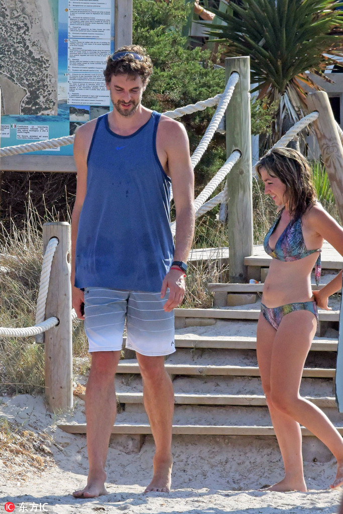 加嫂女友度假美得像仙女