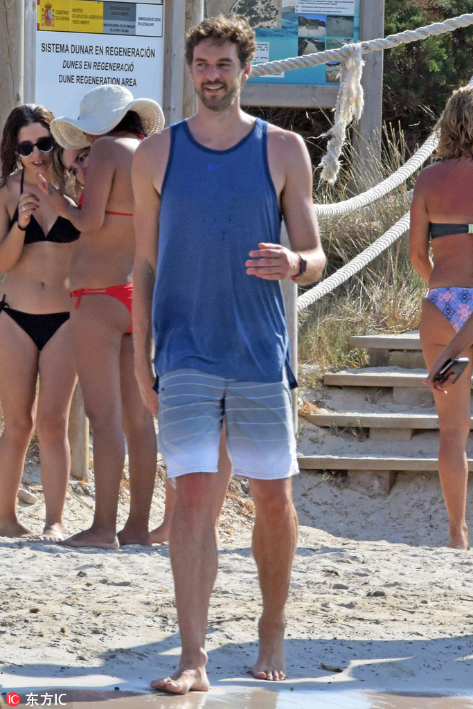 加嫂女友度假美得像仙女