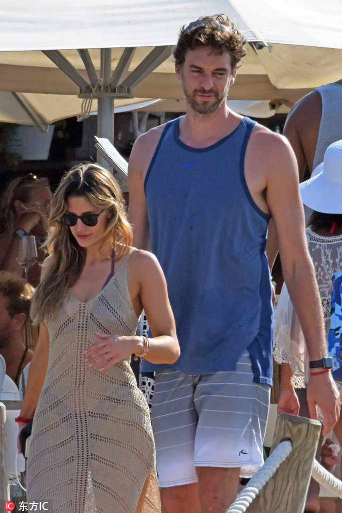 加嫂女友度假美得像仙女