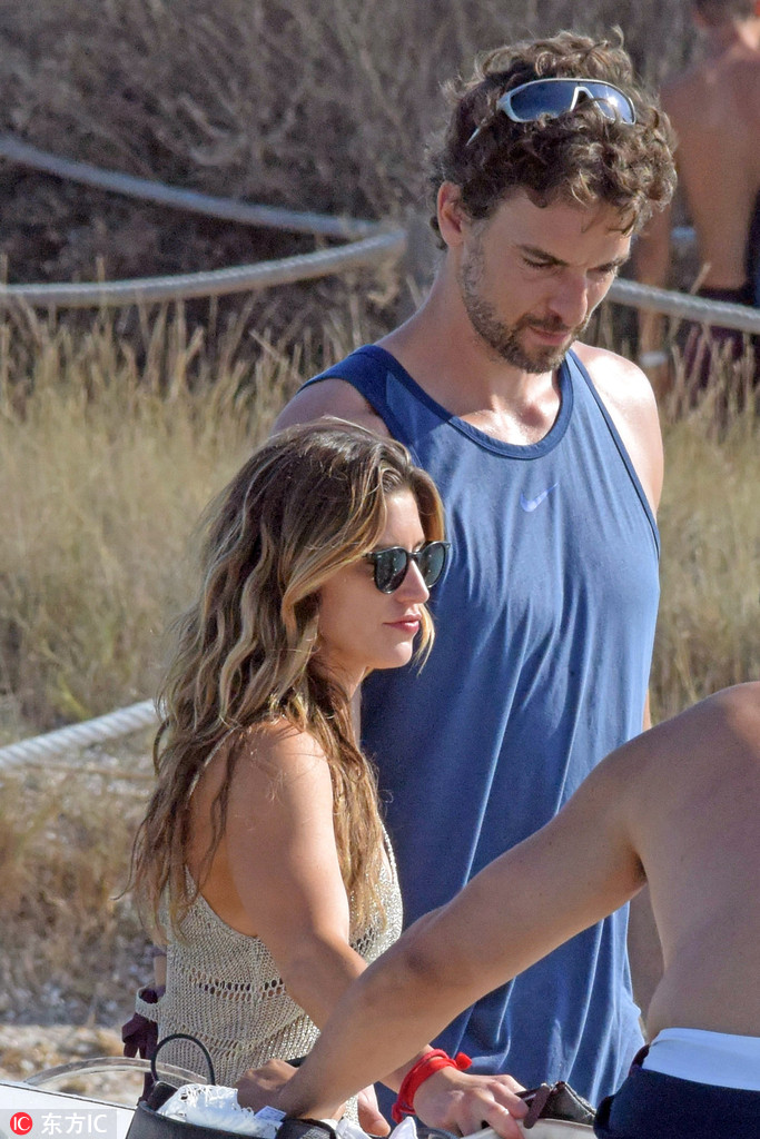 加嫂女友度假美得像仙女