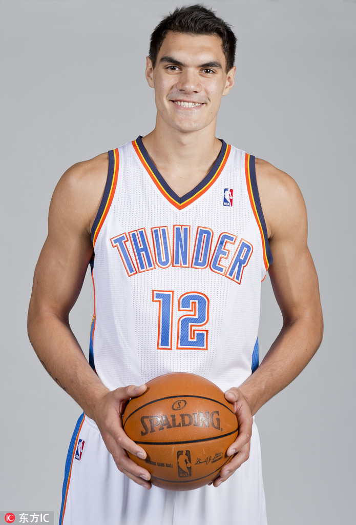 新秀时期的亚当斯