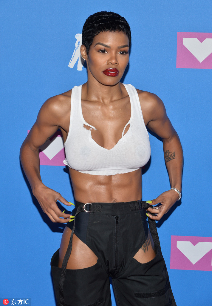 香波特娇妻大秀健硕身材