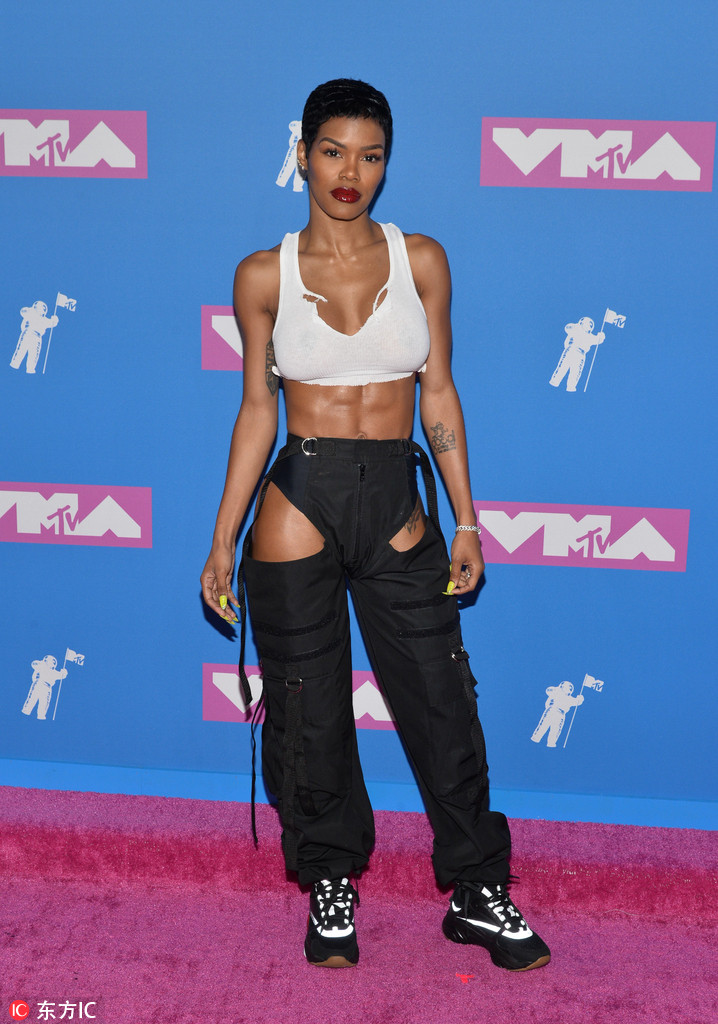 香波特娇妻大秀健硕身材