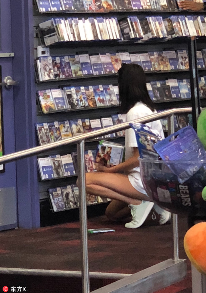 詹娜蹲下挑选商品