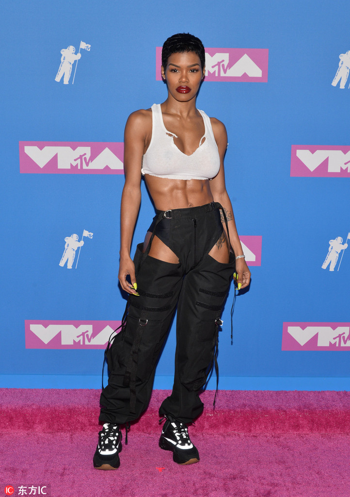 香波特娇妻大秀健硕身材