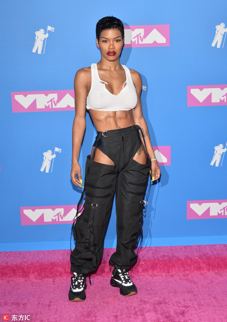 香波特娇妻大秀健硕身材