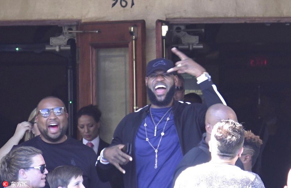 一组生活照看懂詹姆斯为啥选湖人