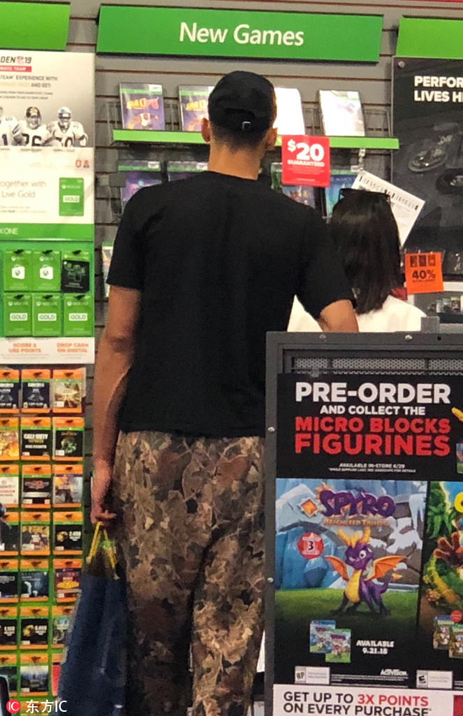 西蒙斯和詹娜购买电玩