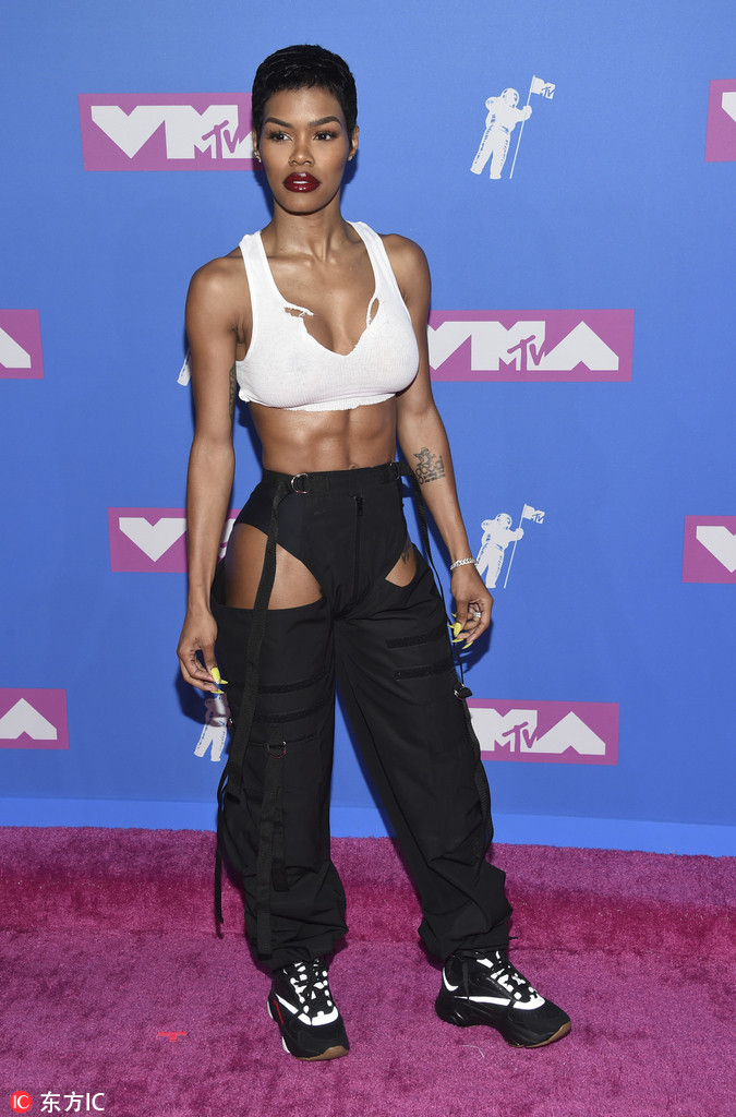 香波特娇妻大秀健硕身材