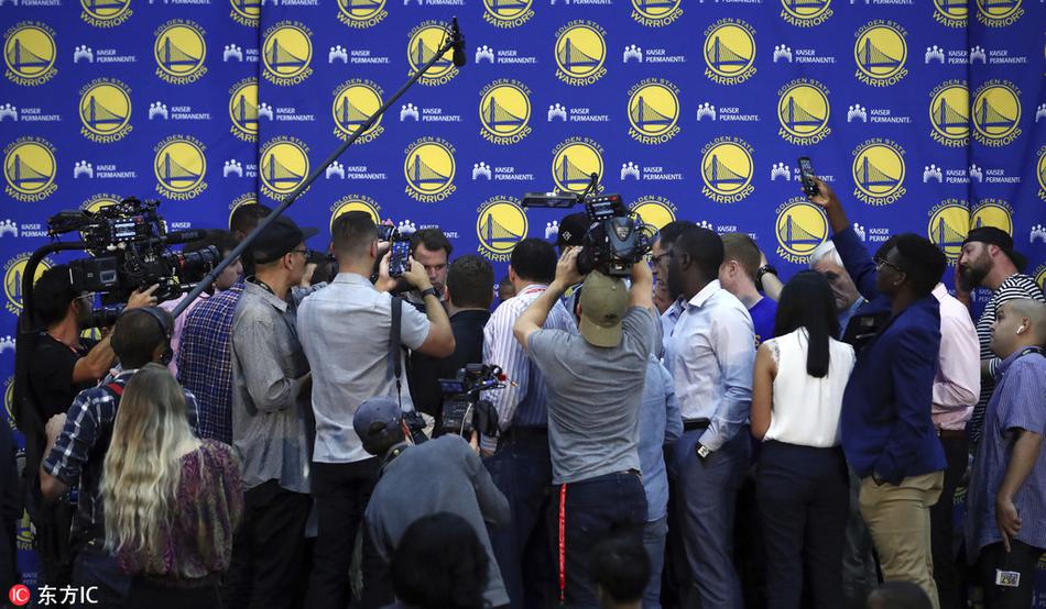 考辛斯正式亮相勇士！发布会上喜笑颜开 将身穿0号球衣