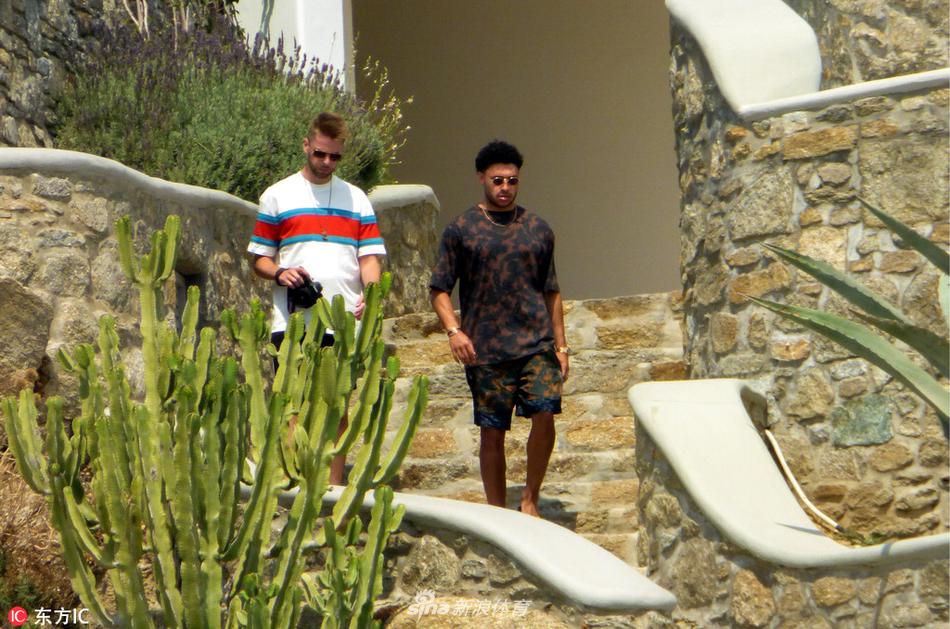 利物浦球星张伯伦携女友希腊度假