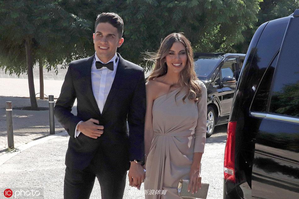 格策与女友凯瑟琳举行婚礼