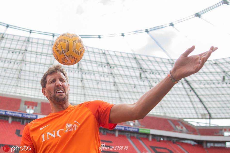 诺维茨基现身勒沃库森主场