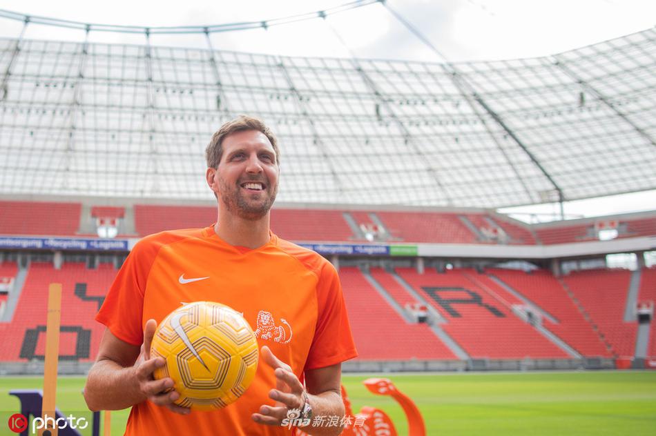 诺维茨基现身勒沃库森主场