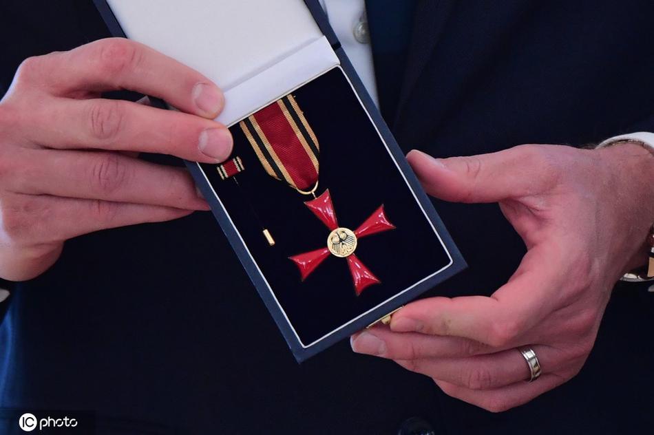 诺维茨基获颁德国联邦十字勋章