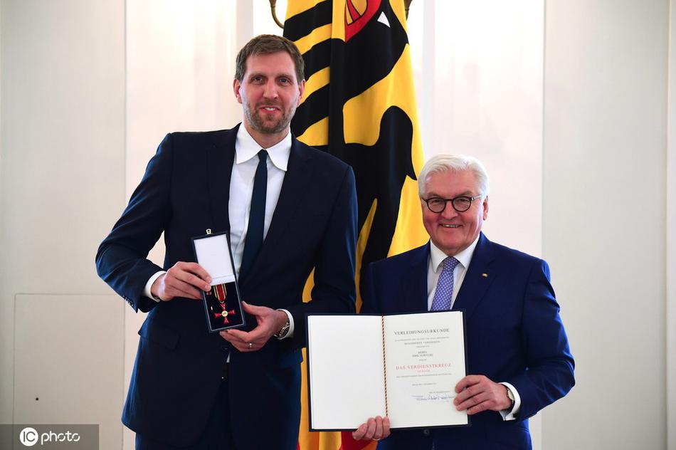 诺维茨基获颁德国联邦十字勋章