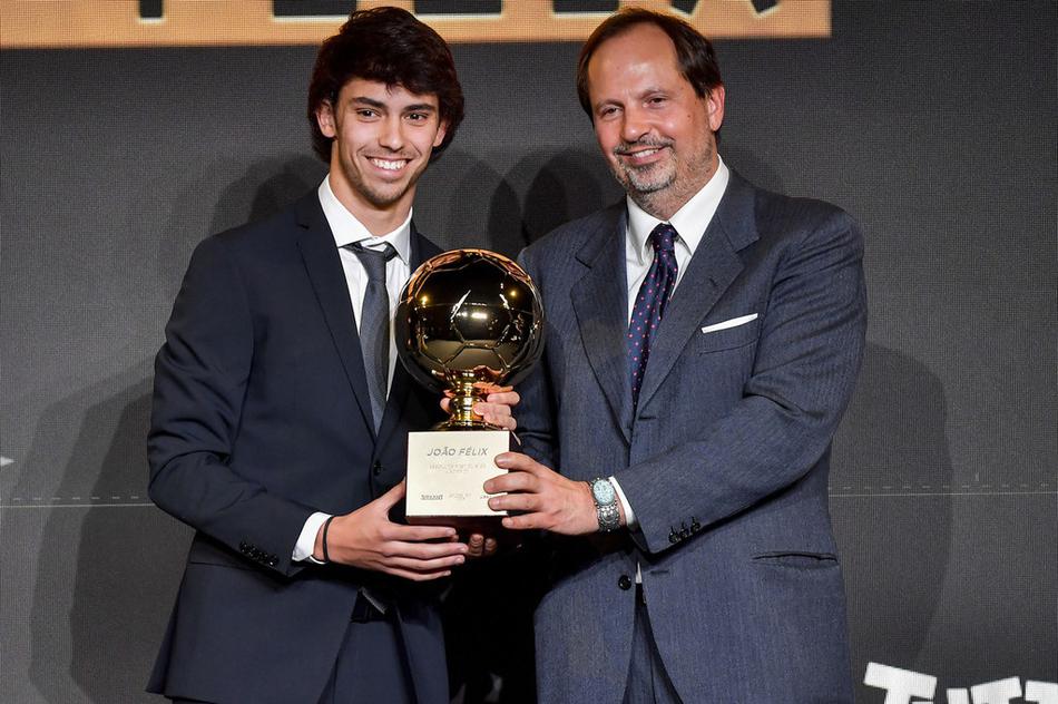 2019欧洲金童奖菲利克斯捧杯