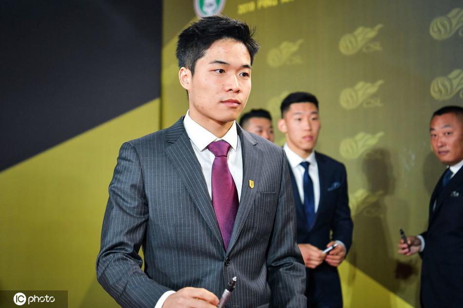 [盘点]中国球员西装秀 谁是现役最靓的仔？