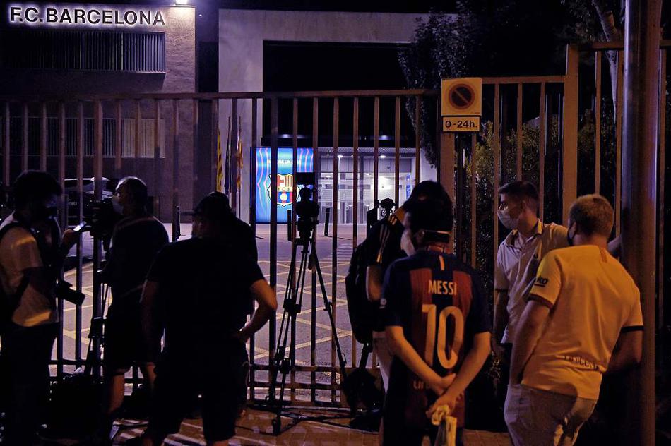 球迷、媒体聚集诺坎普球场外 焦急等待梅西最新消息