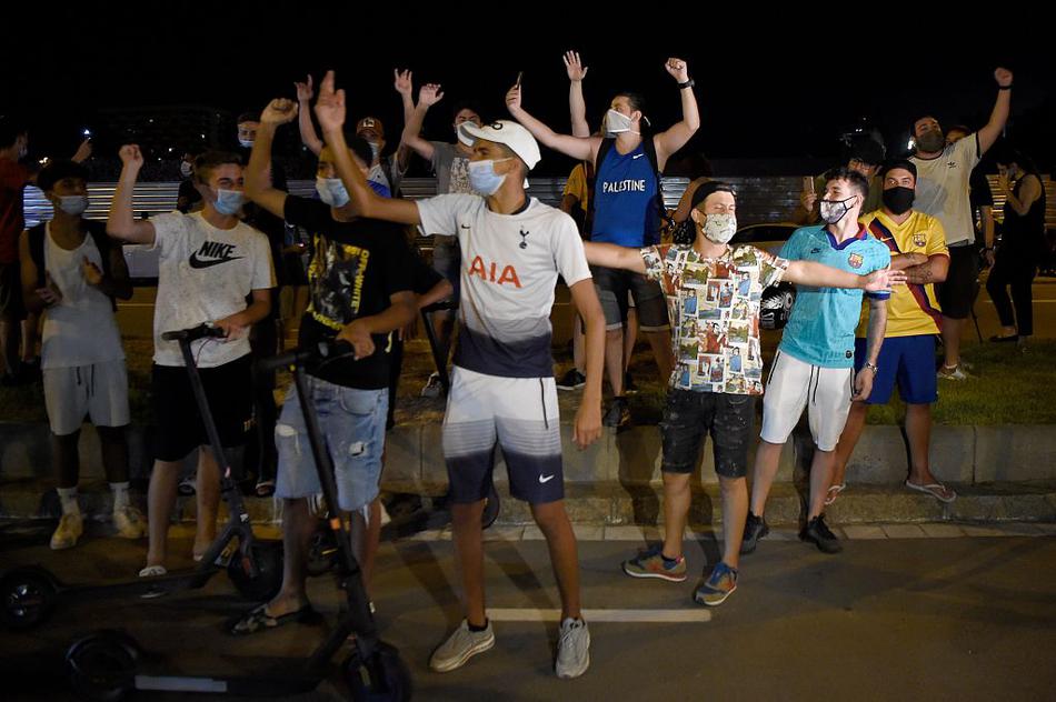 球迷、媒体聚集诺坎普球场外 焦急等待梅西最新消息